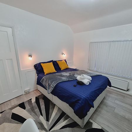 Luxury Double Bed With Private Bathroom, Netflix, Work Space And Wifi Leeds  Kültér fotó