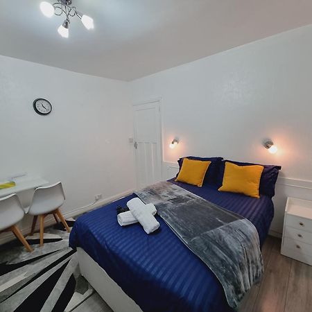 Luxury Double Bed With Private Bathroom, Netflix, Work Space And Wifi Leeds  Kültér fotó